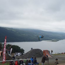 En STOR superman seatgrab i &aring;re bikeparks slopest. Foto: Mats H&auml;gglund. &Aring;kare: Linus Sj&ouml;holm.