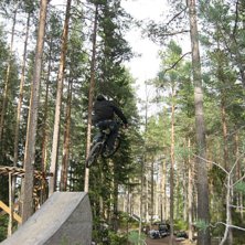 big jump i skogen. Foto: Johan Larsson. &Aring;kare: Fredrik Larsson (jag).