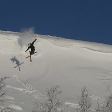 jonas r&aring;kar f&aring; skidorna i kors n&auml;r han hoppar.. Foto: Emil Svensson. &Aring;kare: Jonas Karlsmyr.