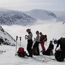 en fika paus innan f&auml;rden mot keb.toppen gick vid. Foto: Martin.