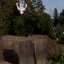 Backflip i stora tr&auml;kicken.. Foto: Niklas Sundin. &Aring;kare: Simon Fastesson.