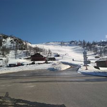 P&aring;sken kommer og sn&oslash;en ligger enda!
P&aring;sken n&aelig;r.