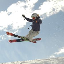 Fredrik hoppar p&aring; sn&ouml;vallen i stryn. Foto: Henrik Samuelsson. &Aring;kare: Fredrik Sandstr&ouml;m.