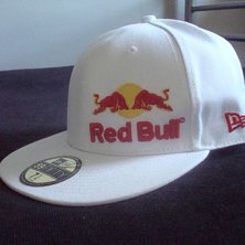 s&auml;ljer min red bull keps kontakta mig om du &auml;r s. Foto: zibb.