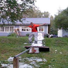 snowboard&aring;kning p&aring; s&ouml;mmarn, grymt. Foto: bj&ouml;rn ahlskog. &Aring;kare: jonathan bj&ouml;rkskog.