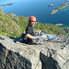 Kl&auml;ttrar framsidan p&aring; geten i Lofoten. Foto: Christer Bjuhr. &Aring;kare: Pudde Hansson.