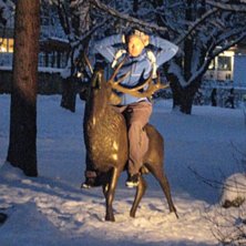 Rider p&aring; hjort. Foto: Sara Ritz&eacute;n. &Aring;kare: Andreas Albrecht.