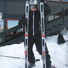 Grover poserar med &aring;rets modell. Foto: Crille Frisk. &Aring;kare: Grover.