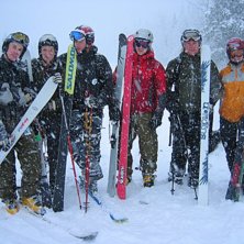 J&auml;rng&auml;nget samlas upp nere p&aring; v&auml;gen efter ett . Foto: Magnus Scherman. &Aring;kare: Criss Larsson, Seth Gustavsson, Johan Petterson, Jerry Bengtsson, Emil Larsson &amp;amp; Ulrika Scherman.