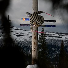 &Aring;ker p&aring; n&aring;n stolpe i skogen 1 maj.. Foto: Johan st&aring;lberg. &Aring;kare: Niclas karlsson.