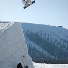H&auml;nger sk&ouml;nt i en bs 5 melon i Oxborn-hoppet. Foto: Daniel R&ouml;nnb&auml;ck. &Aring;kare: Jocke Hammar.
