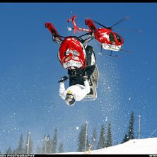 En flip med helikoptern i bakgrunden d&auml;r grimborg. Foto: Kristoffer Lindgren. &Aring;kare: Daniel Bodin.