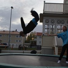 gillar att hoppa studsmatta
. Foto: erik hansson. &Aring;kare: petter johansson.