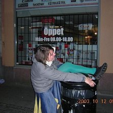 Bestiger soptunna utanf&ouml;r icke namngiven krog i S. Foto: Per Jonsson. &Aring;kare: Anna Carlsson.