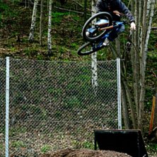 Markus l&auml;gger en fet pankaks liknande Table i Gul. Foto: Benjamin Johansson. &Aring;kare: Markus ?.