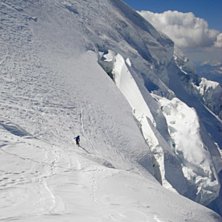 Pernilla navigerar n&aring;gra rej&auml;la sprickor p&aring; Mt . Foto: Fredrik Falkman. &Aring;kare: Pernilla Lidholm.