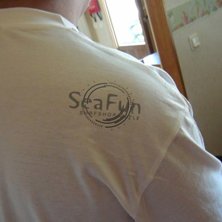 G&auml;vle Longboard T-shirt sponsered by SeaFun. Foto: Sebastian Ytterberg.