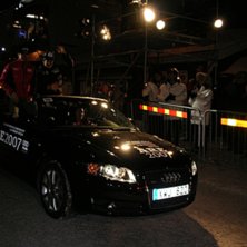 Jag k&ouml;r medalj&ouml;rer medans kungen och drottningen. Foto: -. &Aring;kare: Jag.