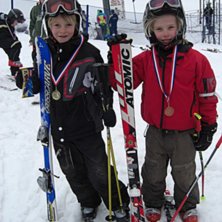 N&ouml;jda killar efter slalomt&auml;vling i Stockholm Cup. Foto: Peter Hultman. &Aring;kare: Emil Hultman och Jonathan Lindskog.