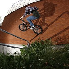 wallride &ouml;ver r&auml;cket. ganska l&aring;ngt att hoppa. Foto: Pontus Jonsson. &Aring;kare: Coffe.