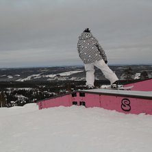 Calle g&ouml;r en tail pr&auml;ss... Foto: Filip pettersson (powerOFF). &Aring;kare: Calle Sk&ouml;ld (calle-jalle).