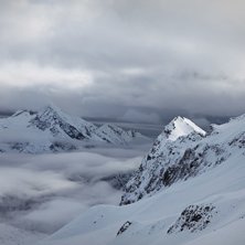 Moln p&aring;v&auml;g in i dalen en eftermiddag i algna. Foto: Jesper Sundstr&ouml;m.