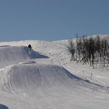 Backhoppning i parken i Ramis. Foto: Magnus Eklund. &Aring;kare: Fredrik Dahlberg.