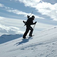 P&aring; v&auml;g upp p&aring; Spanstinden i solskenet. V&auml;l upp. Foto: Jonas Gozzi. &Aring;kare: Mattias Clarin.