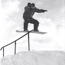 Kille som r&auml;jlar en h&ouml;g r&auml;jl under en t&auml;vling . Foto: Markus Mattsson. &Aring;kare: ok&auml;nd.