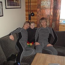 jag och mina br&ouml;der vilar ut i soffan efter en h�. Foto: mamma. &Aring;kare: jag och mina br&ouml;der.