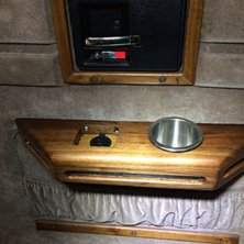 Nylackerad tr&auml; inredning med dubbel USB uttag vid.