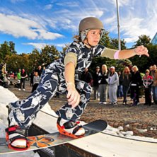 Duktig tjej trycker en boardslide med speedsuite p. Foto: Emil Rydell. &Aring;kare: Stine Rusten Andersen.