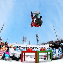 Daniel S, s&auml;tter en clean backflip &ouml;ver g&auml;nget . Foto: Adam Klingeteg. &Aring;kare: Daniel S.