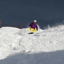 Fuld gas i den noget opk&oslash;rte offpist i Rendl omr�. Foto: Niels Frederiksen. &Aring;kare: Mikkel Frandsen.