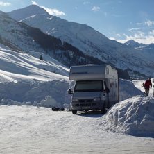 Centralt boende i Andermatt under Gemstock-kabinen. Foto: Micke Gr&ouml;nlund. &Aring;kare: Husbilen.