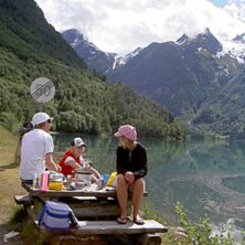 Midsommar fika i Stryn. Foto: Andrea Marklund. &Aring;kare: Chris Linn &amp;amp; Child.
