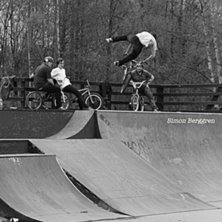 Alley-oop tailwhip fr&aring;n QP&acute;n till banken. Sick. Foto: Simon Berggren. &Aring;kare: Ingen aning.