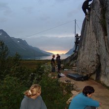 Grillning och bouldering i Troms&ouml; p&aring; en kl&auml;tter. Foto: Christer Bjuhr. &Aring;kare: Mina v&auml;nner.