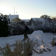 Har man ingen backe i n&auml;rheten f&aring;r man ta o bygg. Foto: A-M Rydnert. &Aring;kare: Joa Rydnert.