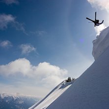 Henning drar en backflip utfor en skavel.. Foto: Birger Holo. &Aring;kare: Henning Opstad.