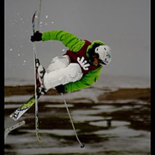 Ett hopp i de sk&ouml;niga v&auml;dret!. Foto: Nicke Jacobsson. &Aring;kare: Kristoffer Hedl&ouml;f.