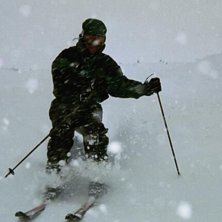 Jobbar i tung nysn&ouml;. Foto: Thomas Skoglund. &Aring;kare: Jonas Andersson.
