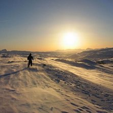 en s&ouml;lig men bl&aring;sig dag med drivsn&ouml; p&aring; gr&auml;nse. Foto: Ivan. &Aring;kare: Lars-&Aring;ke.