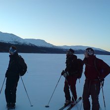Grabbarna beundrar &aring;ket efter&aring;t. Foto: Lukas Borgemo.