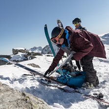 Kasper &Ouml;sterdahl tar loss stighudarna fr&aring;n skido. Foto: Axel Adolfsson.
