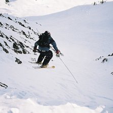 Sk&ouml;nt dropp ner i en brant r&auml;nna,  fresh snow!!. Foto: Theo Birkner. &Aring;kare: Alexander Nyl&eacute;n.