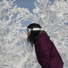 Jag testar sn&ouml;n. Foto: Linus Zetterlund. &Aring;kare: Emma Lennholm.
