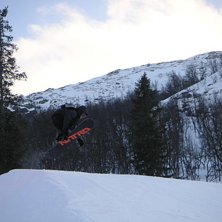 &Aring;rets f&ouml;rsta hopp, uppv&auml;rming i bl&aring;a parken ;). Foto: Gustav. &Aring;kare: Staffan Ellbrant.