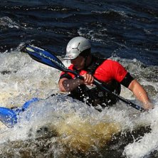 Tomas surfar F&auml;nis v&aring;gen. Foto: Mattias Juninger. &Aring;kare: Tomas Rundgren.