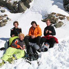 Hj&auml;ltarna fyller p&aring; energidep&aring;erna inf&ouml;r nya s. Foto: Hadding Delin. &Aring;kare: Johan Hasslow, Carl Bruch, Carl Lannerstad, liggande: Waldemar Aspman.